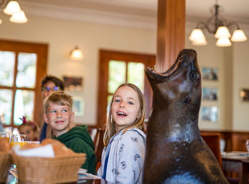 Dieses Mädchen wird während dem Frühstück von den Seelöwen überrascht.