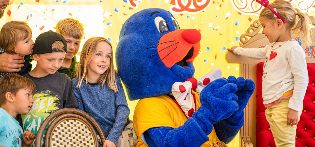 Dieses Mädchen wird während der Geburtstagsparty im CONNY-LAND so richtig verwöhnt.