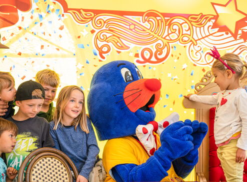 Dieses Mädchen wird während der Geburtstagsparty im CONNY-LAND so richtig verwöhnt.